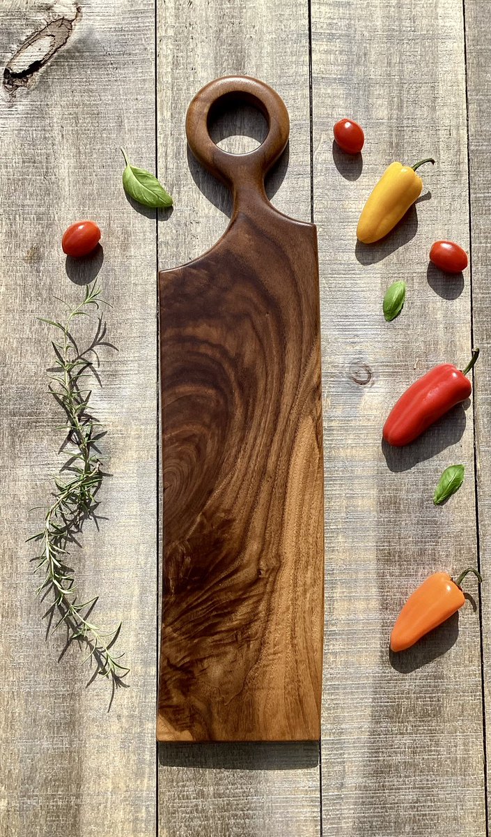 Maxym_Artisan's tweet image. Planche de présentation pour la nourriture fabriquée avec un magnifique morceau de noyer noir. Parfaite pour charcuteries, fromages ou sushis. 

≈22 x 5.5 pouces | 56 x 14 CM

150$, livraison incluse au Qc. 

Merci de partager 👊
Maxym 🫶