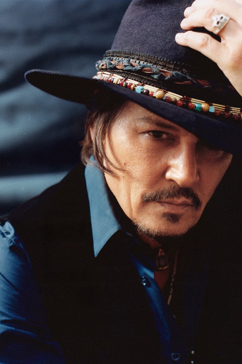 HE LOOKS SO HANDSOME ?????????