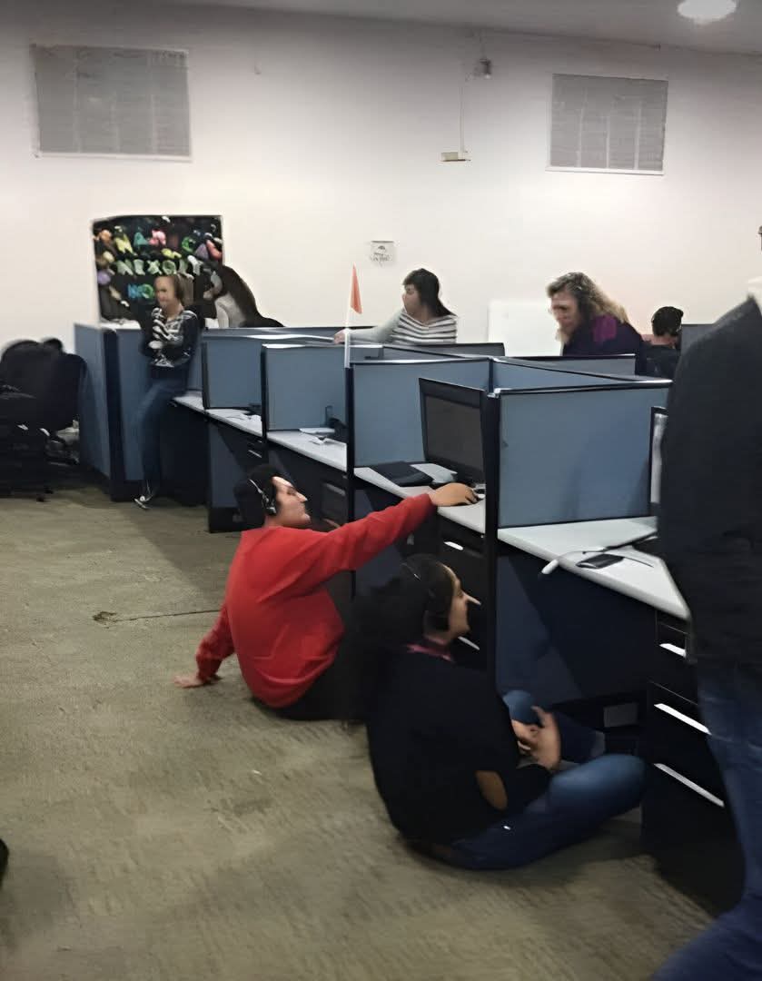 Un conocido trabajó en un call center donde si no vendías te quitaban las sillas y hasta que vendieras te la regresaban. 😶