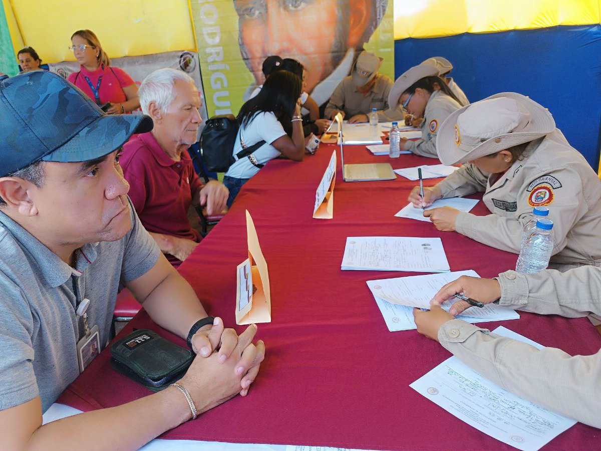 #ENFOTOS | Desde tempranas horas de la mañana, los centros de alistamiento no han cesado en su tarea de sumar ciudadanos venezolanos a la Milicia Nacional Bolivariana🇻🇪.