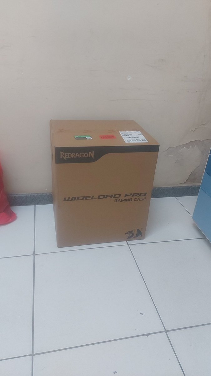 SplashFurry's tweet photo. Chegou o gabinete espero q seja grande o suficiente pra compensar  ̶o̶ ̶t̶a̶m̶a̶n̶h̶o̶ ̶d̶a̶ ̶p̶i̶c̶a̶ a entrada USB-C falsa https://t.co/I7qWAs3VzJ