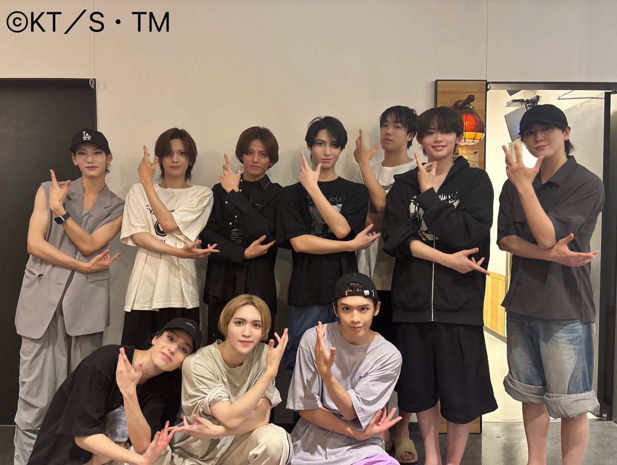 本日もありがとうございました
今日はりょーやくんとのツーショット！！
私の憧れの方の1人です。ずっとお話したかったので、見ていただけてとても嬉しかったです！
公演も残り少ないですが、最後まで素敵な跡部様を演じられるよう頑張ります！
明日もマチソワ！よろしくお願いします！
 #テニミュ