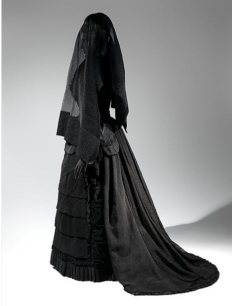 She dressed like a widow who loved to grieve.

Cheryl Low, Vanity in Dust

#GrimLitFriday