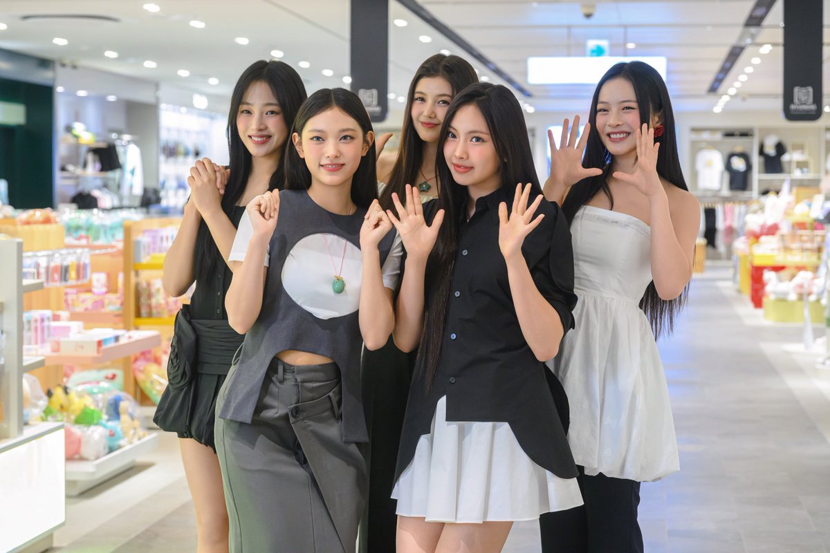 newjeansnews_'s tweet photo. missing them🐰🐰🐰🐰🐰 https://t.co/mDdZCkM1aC