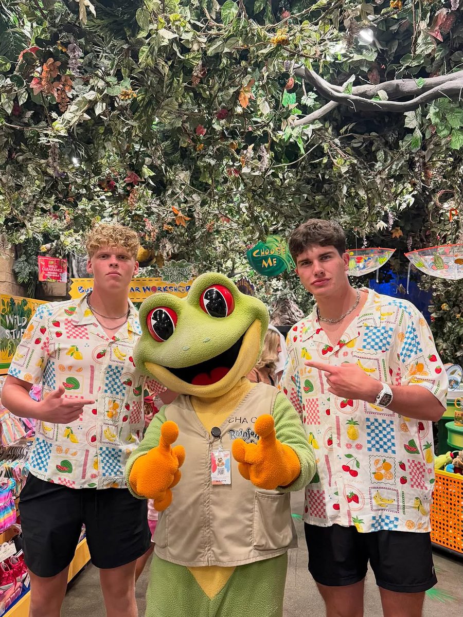 Ain't nobody messing with my clique. 🔥🐸