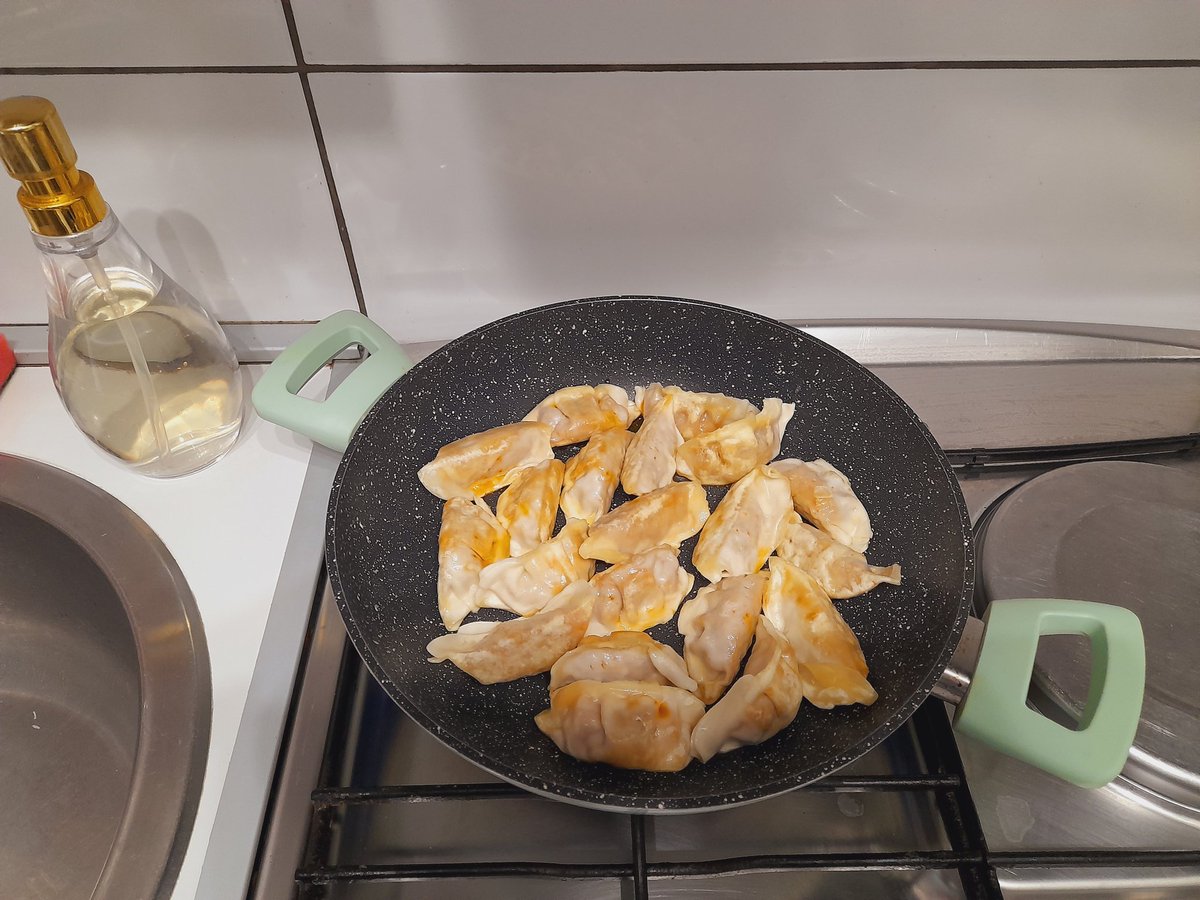 TannyFitzgerald's tweet photo. Btw. danas moje dobro poznate gyoze i spring rolice s povrćem i sunkom in progress...😁
*dt i vama...😎 #TannyIsCooking #fridayfun https://t.co/606nMm17rd