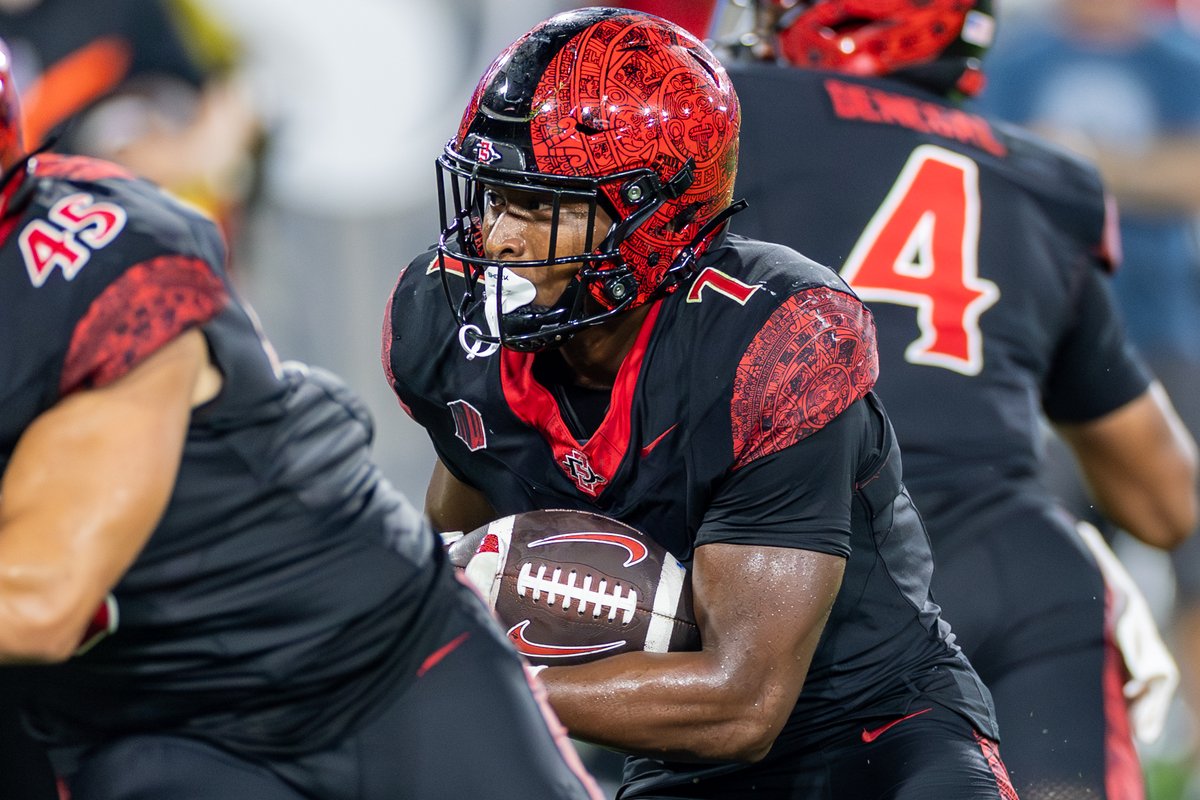 DavidFrerker's tweet image. Here are a few #AztecFB shots that I inadvertently captured last night.