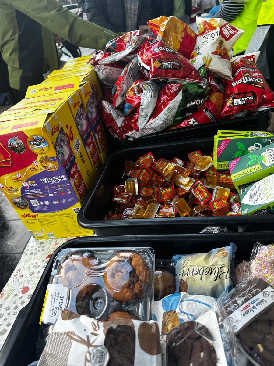 Tonight was a very cold and wet night. We had stocked up on our sleeping bags and tents in advance as we prepare for the colder months to come. 

In total we had 435 meals all of which were completely cleared out in just 1 hour and 45mins. That is not taking account all of the