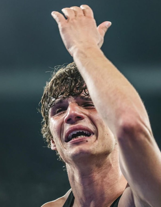 beatriizsmendes's tweet image. Eu o video todo // eu quando vi o seba