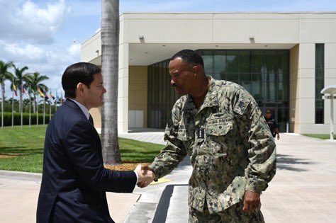 USAemPortugues's tweet image. .@Southcom: Tivemos a honra de receber o @SecRubio na sede do #SOUTHCOM hoje. O Secretário Rubio se reuniu com o comandante, Almirante Alvin Holsey, e líderes de comando para discutir a segurança na América Latina e no Caribe e as prioridades dos EUA em nossa região.
