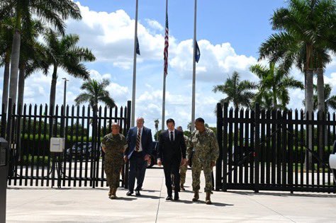 USAemPortugues's tweet image. .@Southcom: Tivemos a honra de receber o @SecRubio na sede do #SOUTHCOM hoje. O Secretário Rubio se reuniu com o comandante, Almirante Alvin Holsey, e líderes de comando para discutir a segurança na América Latina e no Caribe e as prioridades dos EUA em nossa região.
