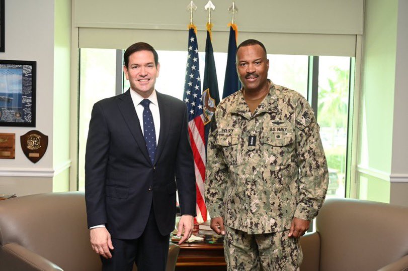 USAemPortugues's tweet image. .@Southcom: Tivemos a honra de receber o @SecRubio na sede do #SOUTHCOM hoje. O Secretário Rubio se reuniu com o comandante, Almirante Alvin Holsey, e líderes de comando para discutir a segurança na América Latina e no Caribe e as prioridades dos EUA em nossa região.
