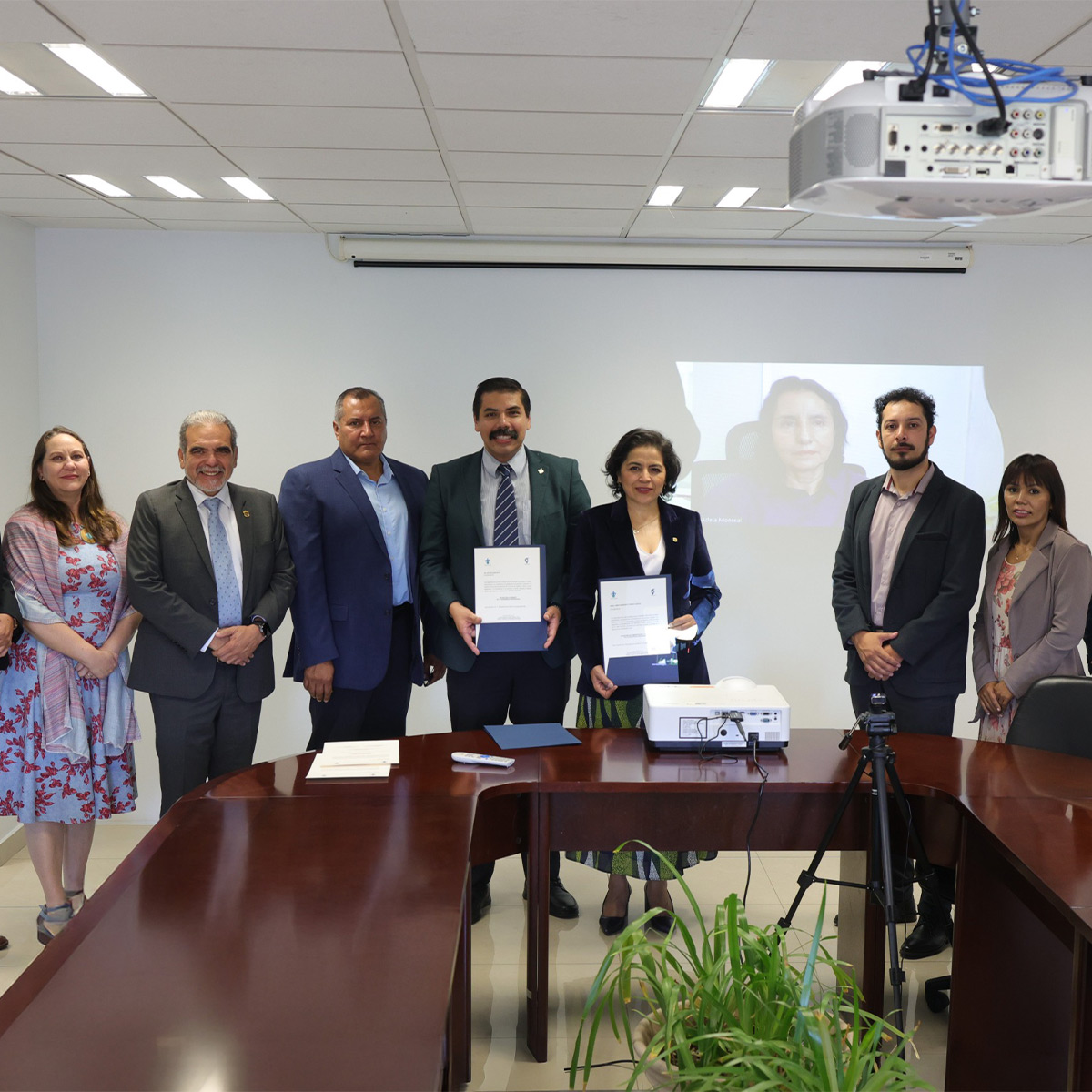 #LoLeíEnUniverso   
La Junta de Gobierno de la Universidad Veracruzana ratificó a Lizbeth Viveros Cancino como secretaria de Administración y Finanzas y designó a Arturo Aguilar Ye como secretario Académico para el periodo 2025-2029.
Nota: bit.ly/421Wxqt