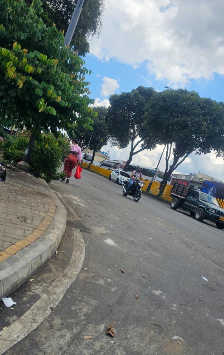¡Adivinen! El presidente va a llenar la plaza en Bucaramanga. Las bodegas pagas y los medios alternativos dirán que el apoyo popular es infinito. Mostremos porqué va a llenar la plaza.

Colombianos. La próxima reforma tributaria es para seguir pagando esto.