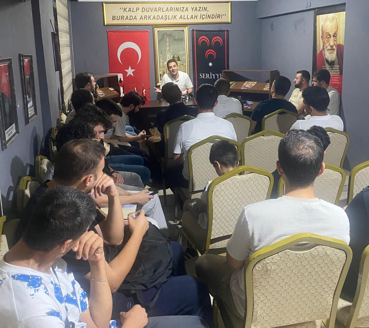 Resûlullah (s.a.v) buyurdu:

“Bir kimse İslâm’a girmek istediğinde şeytan gelir, ona ‘Sen mi Müslüman olacaksın? Şunları bırakacak mısın?’ diye vesvese verir. Eğer sözünü dinlerse geri durur, reddederse Müslüman olur.”

(Ahmed b. Hanbel, Müsned, 1/259)
📌 Haftalık cuma