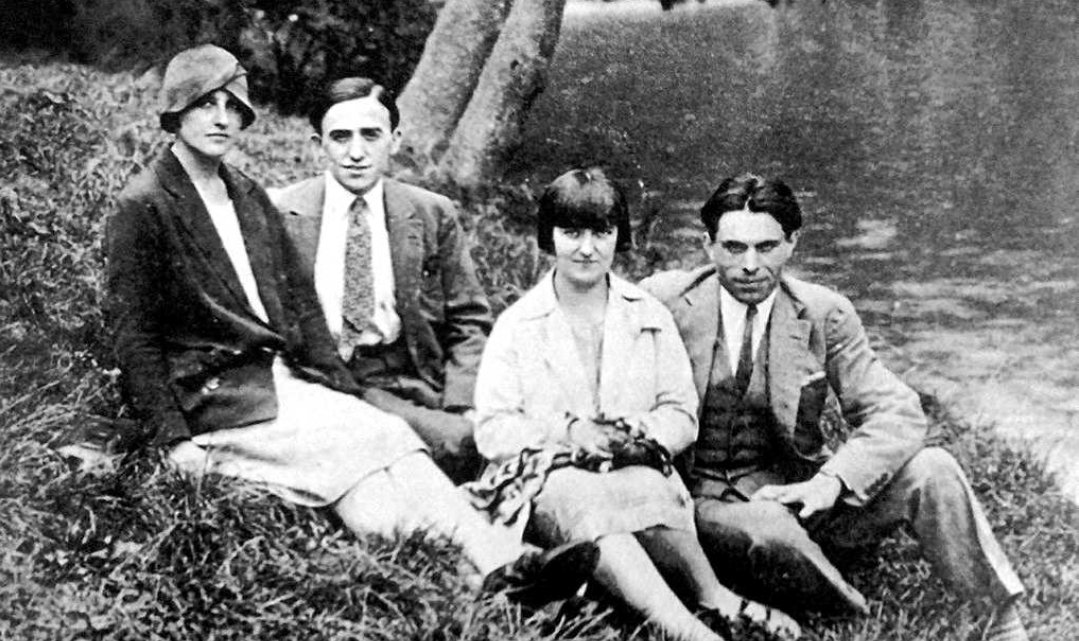 En aquel piso humilde de Sants… no había armas ni banderas.
Sólo un fregadero lleno de platos… y Buenaventura Durruti con un delantal atado a la cintura.

Un compañero, entre risas, le dijo:
“¡Hombre, Durruti, eso es cosa de mujeres!”.

Él no levantó la voz.
Respondió