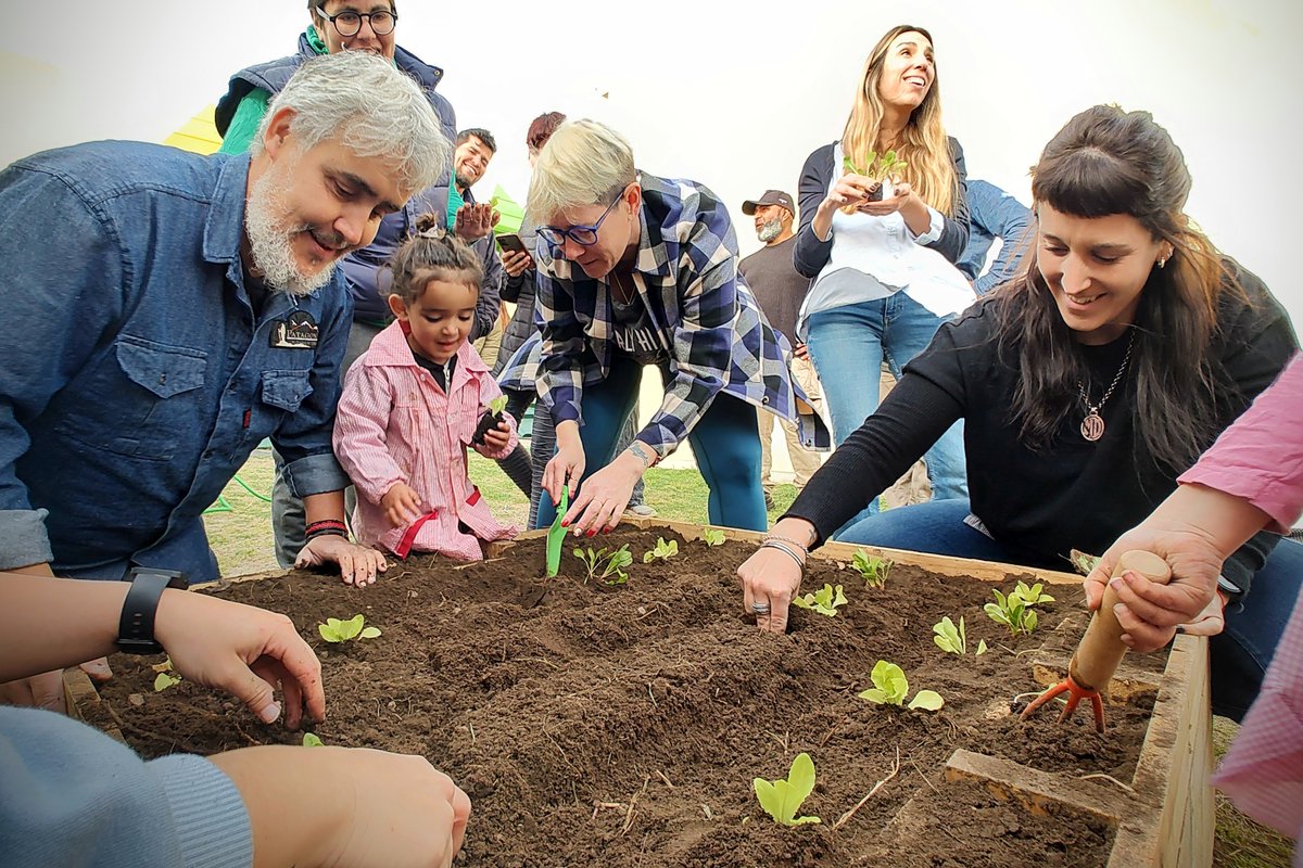 BRodriguez_IW's tweet photo. Hermosa jornada de Huertas de la Ciudad en el Jardín 943 de Saladero 🌱

Esta iniciativa del @MunicipioBahia permite fomentar el trabajo conjunto, con esfuerzo, respeto y cuidado del ambiente, además de una alimentación más saludable y una economía circular y sustentable. https://t.co/pAr2R8BQAl