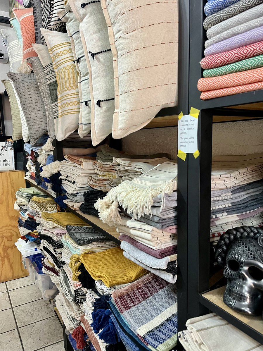 町にあるハンドメイドのお店、他のお土産屋さんよりも優しい色使いな物が多いです。クッションカバーを買ったら可愛いショッパーに入れてくれました、、💓🛍️😆
#ロスカボス  #お土産  #メキシコ雑貨