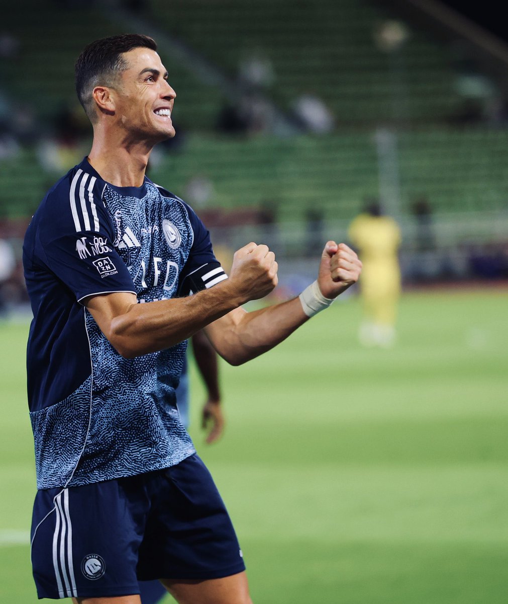 #النصر .. كلما حاولوا محاصرته 
زادَ امتدادًا 
كلما شككوا فيه 
زادَ رسوخًا .. 
النصرُ .. لا يُهزمُ لأنهُ فكرة 
والفكرةُ حين تسكنُ القلوب 
تصبحُ أكبرَ من أن تُكسر ..