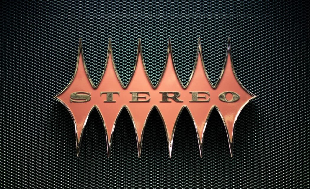 Escuchar música en estéreo es algo tan habitual que no lo valoramos. Pero, ¿cómo pasamos de un sonido plano a la sensación envolvente de la música en dos canales? Esta es una historia de genios, un bombardeo y unas cintas perdidas. Tira del hilo 🧵👇🏽👇🏽👇🏽