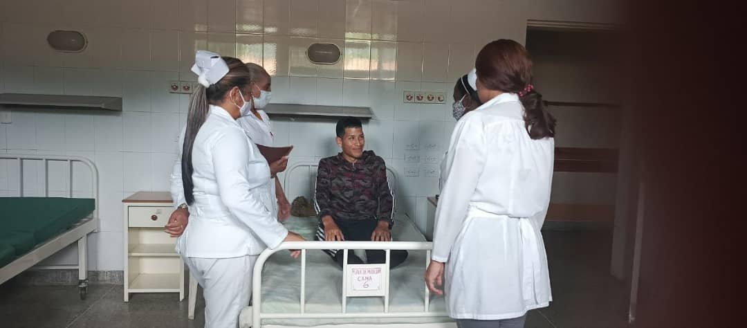 cubacooperaven's tweet photo. Brigada médica del centro de Diagnóstico integral, Hugo Chávez Frías, estado monagas,se realiza entrega de turno por parte del personal de enfermería y pase de visita a paciente hospitalizado en sala de medicina.
#CubaCoopera https://t.co/fSLiq1uKns