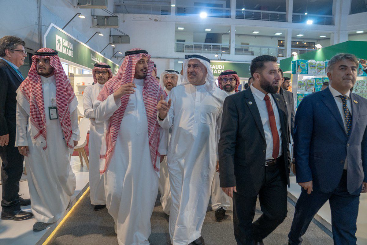 MISA's tweet image. قام سعادة رئيس الوفد السعودي المشارك في #معرض_دمشق_الدولي مساعد وزير الاستثمار د. عبدالله الدبيخي، وسعادة الرئيس التنفيذي لهيئة تنمية #الصادرات_السعودية بزيارة تفقدية على الجناح السعودي في المعرض، في إطار دعم الصناعات الوطنية والحضور الفاعل للشركات السعودية في المحافل الدولية.