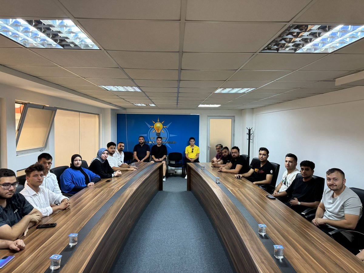 Bugün AK Parti Edirne İl Başkanlığımızda çok kıymetli Genel Merkez Bölge Koordinatörümüz Av. Zeki Tutlübük’ün katılımlarıyla İl Yönetim Kurulu toplantımızı gerçekleştirdik.