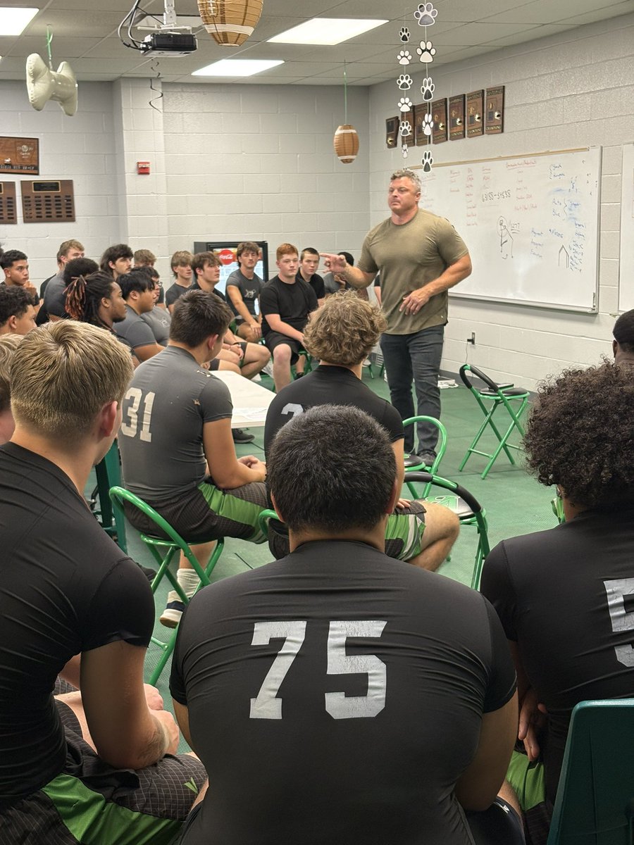 pointerfootball's tweet image. It’s always great to have former Pointers come speak to our Dawgs. It’s even more special when it’s BOTB Week! Thanks to Clark Moore for coming home on this special occasion. #GoDawgs #BOTB #SetThePACE