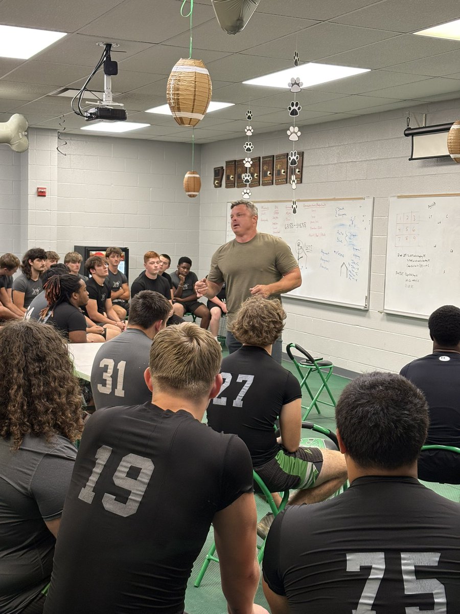 pointerfootball's tweet image. It’s always great to have former Pointers come speak to our Dawgs. It’s even more special when it’s BOTB Week! Thanks to Clark Moore for coming home on this special occasion. #GoDawgs #BOTB #SetThePACE
