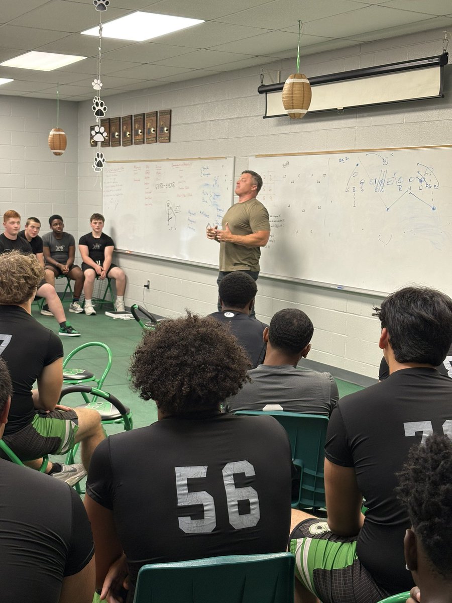 pointerfootball's tweet image. It’s always great to have former Pointers come speak to our Dawgs. It’s even more special when it’s BOTB Week! Thanks to Clark Moore for coming home on this special occasion. #GoDawgs #BOTB #SetThePACE
