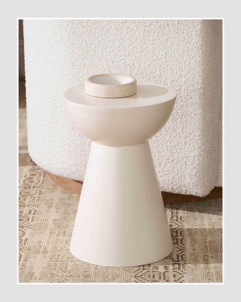 Conservatory_Gr's tweet image. Nothing completes a living room space like a stunning side table feature!✨

#DecorInspiration - Add the perfect side table piece to your decor space, creating an element of contrast, balance and functionality to your space. 🌿 #SideTables #HomeDecor

Photo Credit: #PotteryBarn