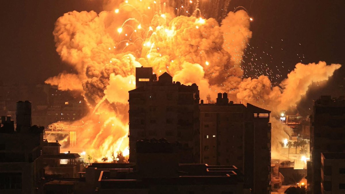 nour_odeh's tweet image. Israel has turned Gaza City into an inferno. Pictures posted by residents to ight 29.08.2025