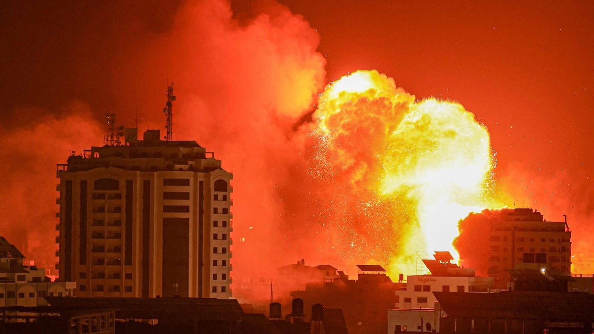 nour_odeh's tweet image. Israel has turned Gaza City into an inferno. Pictures posted by residents to ight 29.08.2025