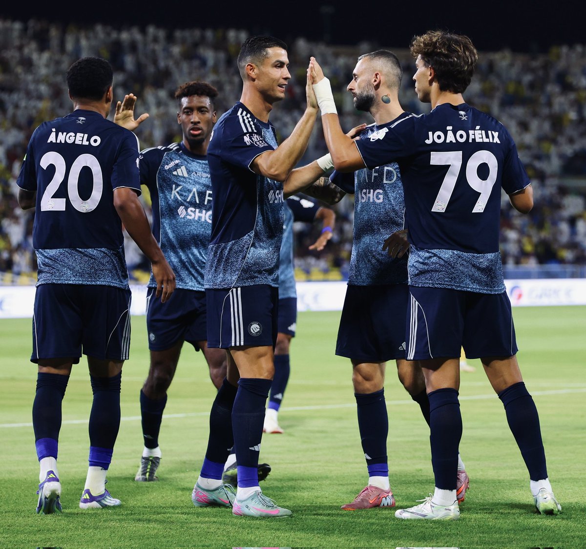 النصر يضرب بالخمسة الف مبرروك لجميع النصراويين  والقادم اجمل باذن الله🔥
#النصر_التعاون