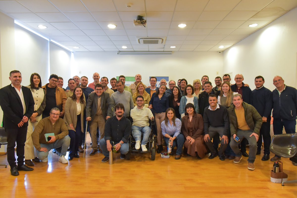 IdCanelones's tweet photo. 🟢El intendente de Canelones, Francisco Legnani, recibió este viernes a los 32 alcaldes y alcaldesas de los municipios canarios en el marco de la primera junta de alcaldes de este período de gestión, con varios temas sobre la mesa.

📰Nota ➡️https://t.co/5gw05LKQVZ https://t.co/65PHXJsn3d