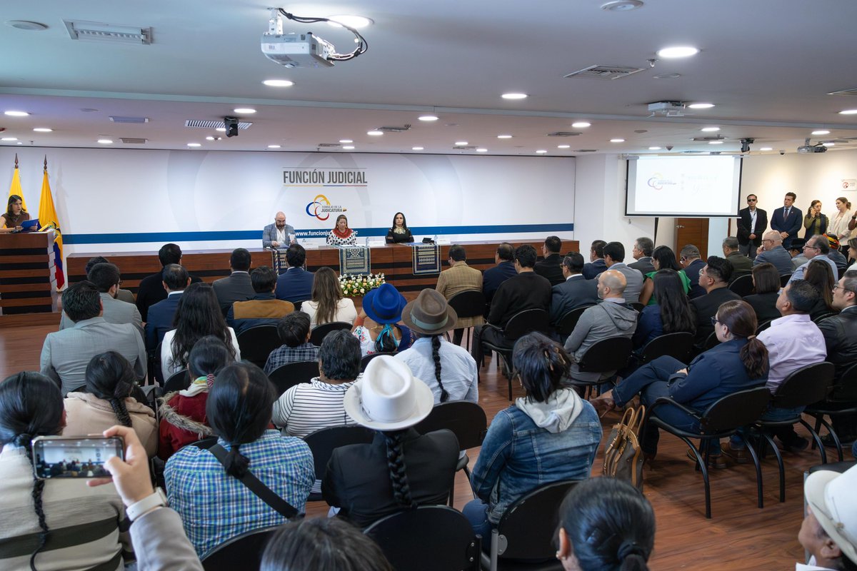 🟢 | #DiálogoAbierto

Esta mañana se llevó a cabo el Diálogo Abierto por la Justicia: Balance de Gestión 2023–2025, donde la vocal del <a href="/CJudicaturaEc/">Consejo de la Judicatura</a>, <a href="/ymyupangui/">Yolita Yupangui</a>, presentó los principales logros y resultados de su gestión.

El encuentro contó con la presencia del presidente del