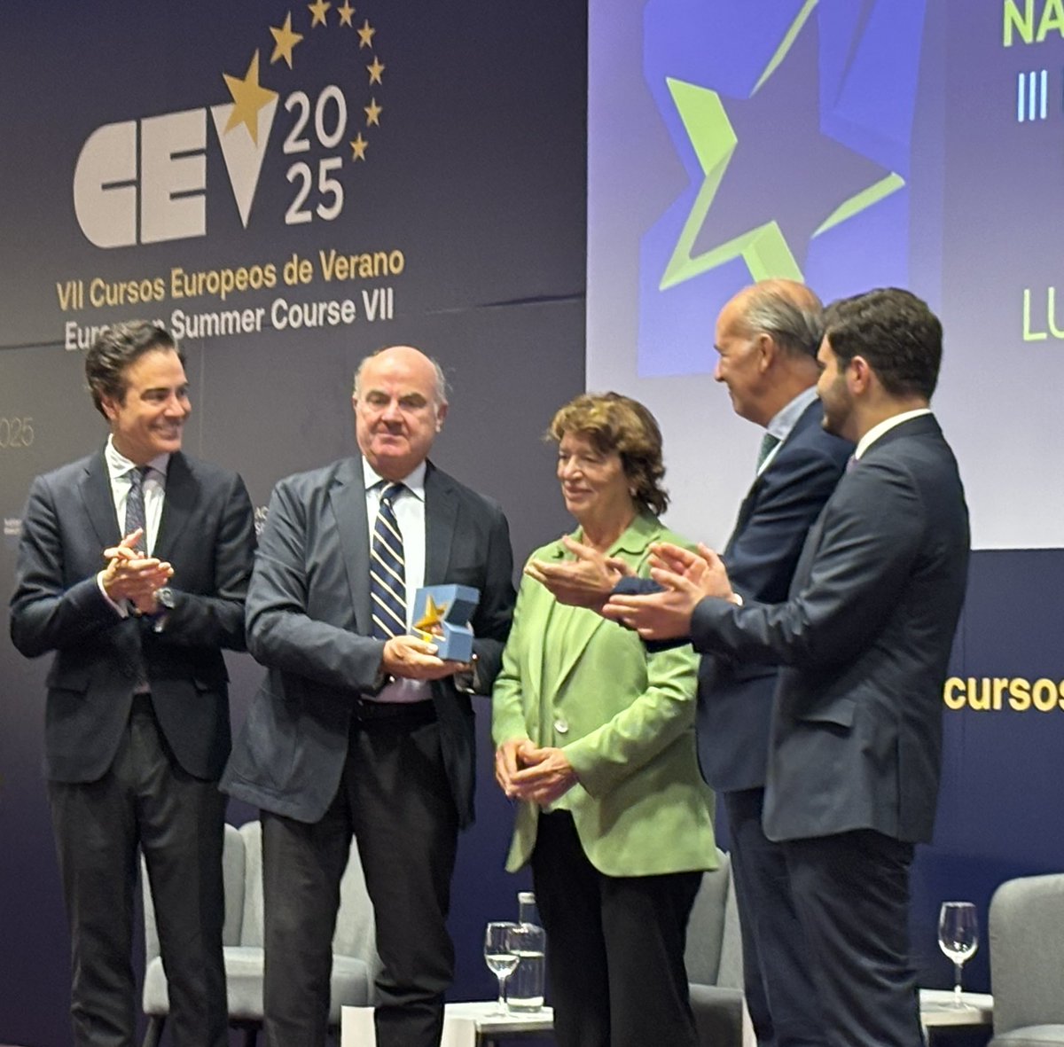 Un placer asistir a la entrega del III Premio Internacional Navarra Puerta de Europa a Luis de Guindos.

Su gran trayectoria como vicepresidente del Banco Central Europeo y ministro de Economía del Gobierno de España le hacen, sin duda, merecedor de este galardón.