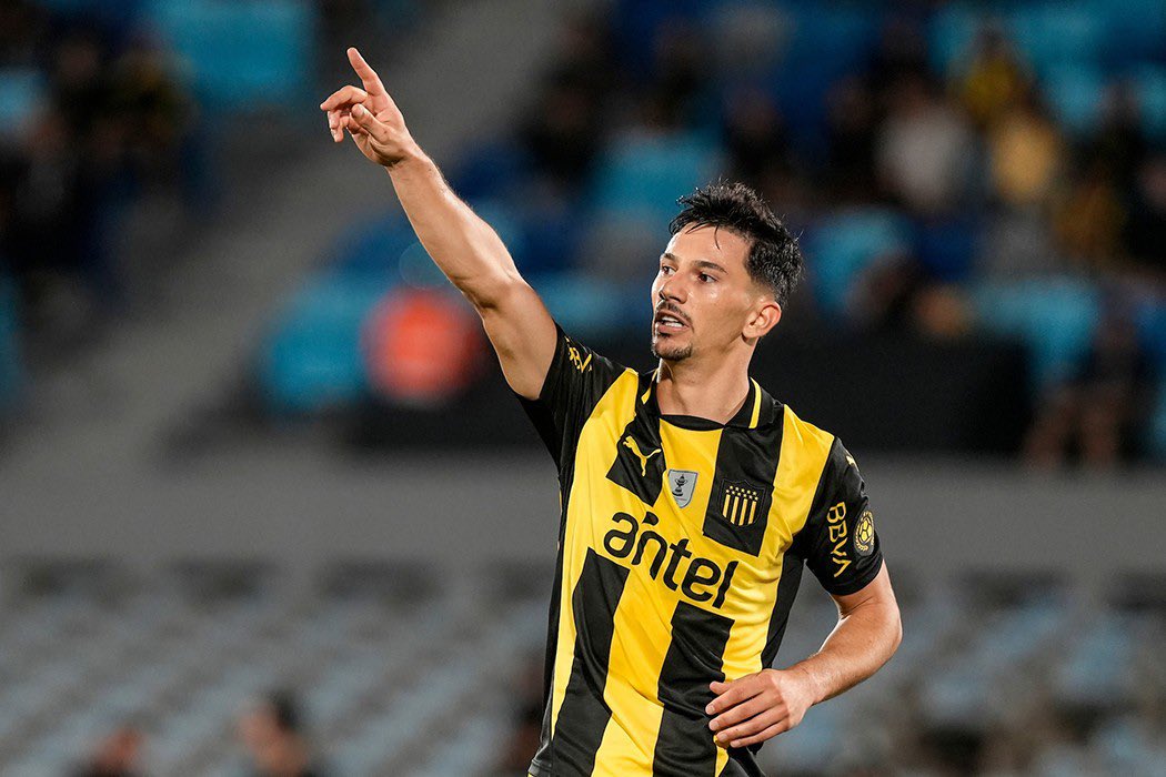 Bien. Un ganador en Peñarol. Terrible jugador. El trabajo fuera del área con y sin pelota es monumental. Y aunque no con números de killer, ha hecho muchos goles e importantes. 

Gracias por querer seguir y por fumarte a los que, como yo, a veces somos impacientes al criticar.