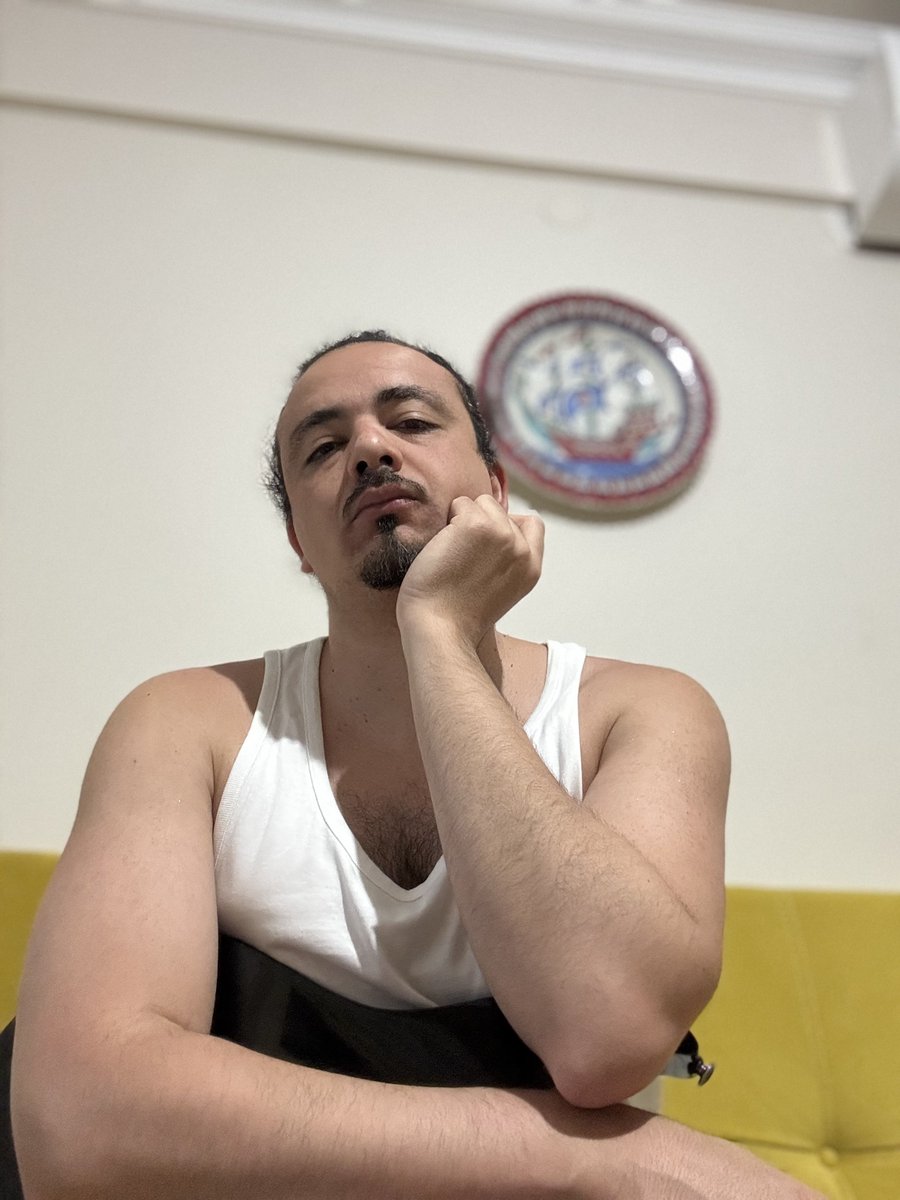 Sıradan biriyim…
Ama en ön sıradan…