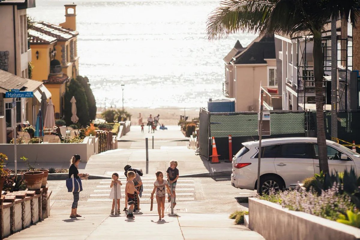 Manhattan Beach has an excellent street network design that should be copied more often

Residential streets alternate between car-free Walk Streets &amp; service lanes for parking, trash, etc

I would love to live on a Walk Street. Seems like an especially amazing place to be a kid!