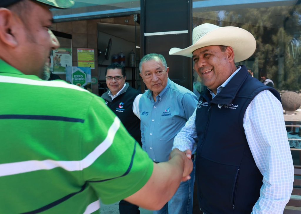 RosendoAnaya's tweet photo. Continuamos interactuando con los ganaderos de la zona metropolitana, en las mesas de trabajo sobre el gusano barrenador, la movilización de ganado y el aretado, fortaleciendo la coordinación con los tres niveles de gobierno y las autoridades del sector pecuario. https://t.co/AXm7aaaZOU