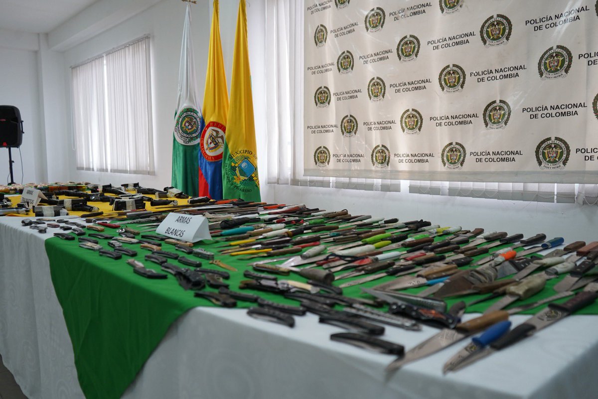 Tocancipá avanza hacia la seguridad con los planes de prevención y control. Bajo el lema “Tocancipá Segura”, se intensifican operativos 24/7, logrando: 573 armas blancas y 7 de fuego incautadas, 1.5 kg de sustancias sicoactivas retiradas y 402 comparendos impuestos en este 2025.