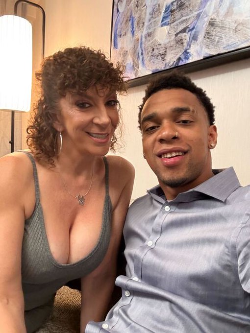 Watch Sara Jay Official's leaked NSFW photo on TwXstars