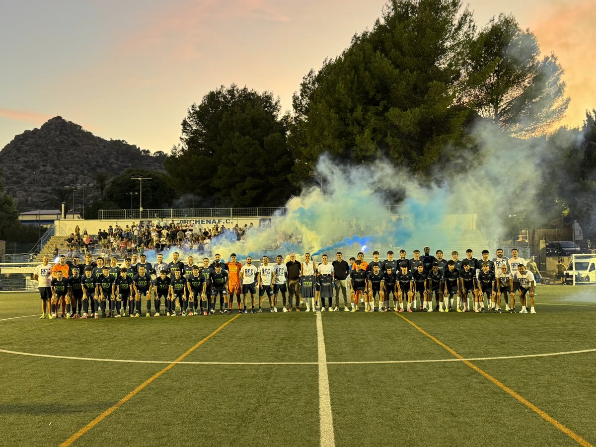 ⚽ Presentación de los equipos del Archena F.C.

La alcaldesa de Archena ha presidido el acto de presentación de los equipos Liga Nacional y Preferente Autonómica (Senior) del Archena Fútbol Club.

Acompañada por el concejal de Deportes y la directiva del Club, la primera edil