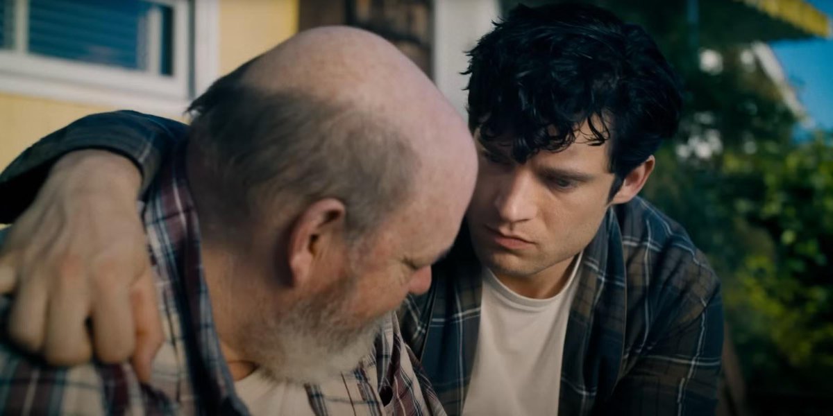 En SUPERMAN, Clark tiene una nota done pide al departamento de nóminas que envíen la mitad de su salario a Ma y Pa Kent.