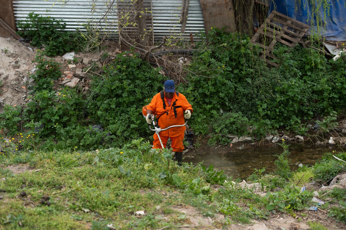 🧹 Continuamos realizando trabajos de limpieza y saneamiento de arroyos y canales en el barrio Caracol II de Bahía Blanca para evitar anegamientos ante las condiciones climáticas.