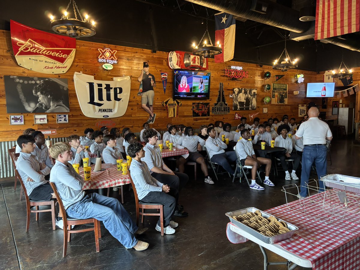 Huge thanks to Coach DeHart for taking the time to come talk to the team as we gear up for Lake Dallas. Appreciate the wisdom and support!

#TheNorth #NewDenton
