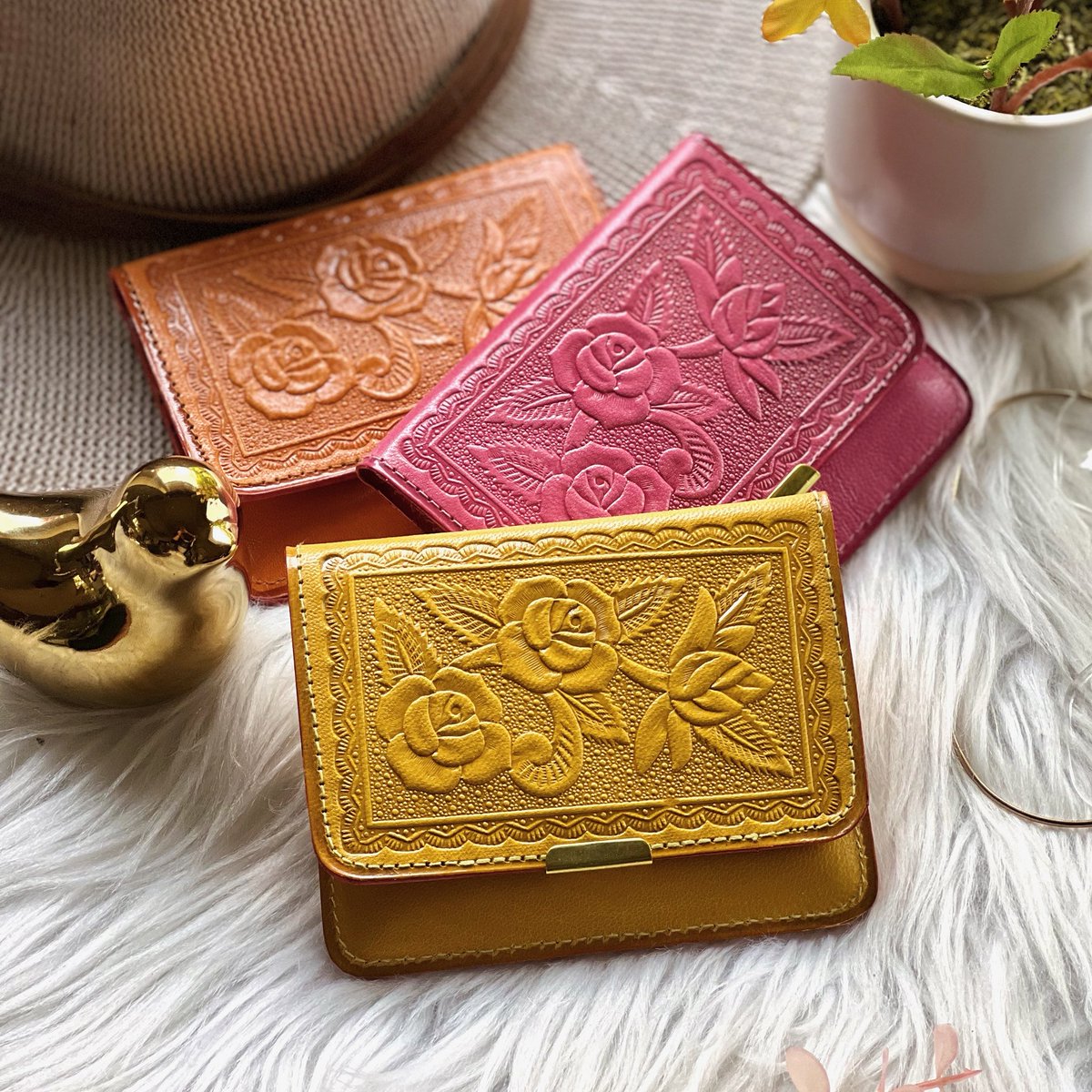 salylimonusa's tweet image. If you could only carry one wallet for the next 5 years-would you choose bold yellow, rosy pink, or warm cognac? 🌹✨ #helpmechoose #salylimonusa