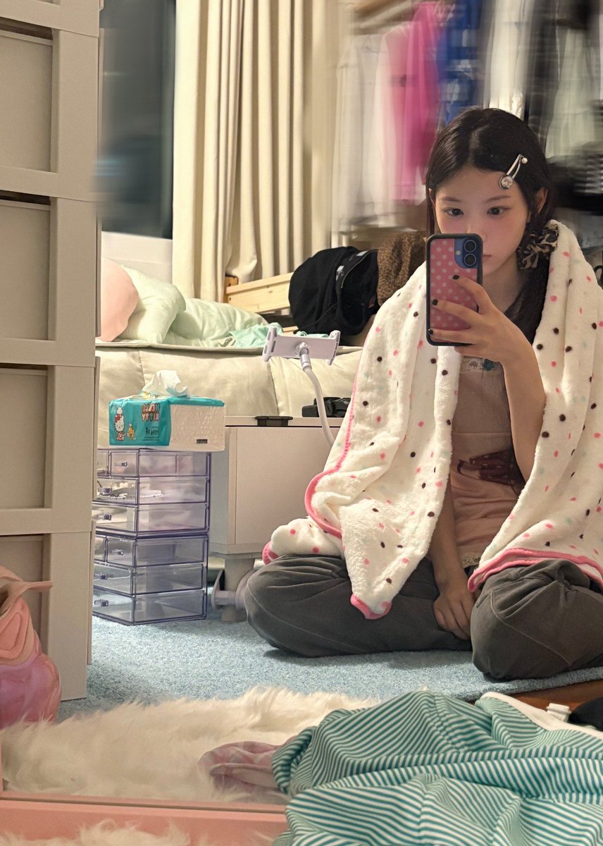 モカちゃんの部屋？
もうそんなの見せてもらっていいんですか。
最高に綺麗に整ってて、ベッドのとこに脱いでかけてあるあたりもちゃんと人間味あっていいなって
部屋着最高すぎます