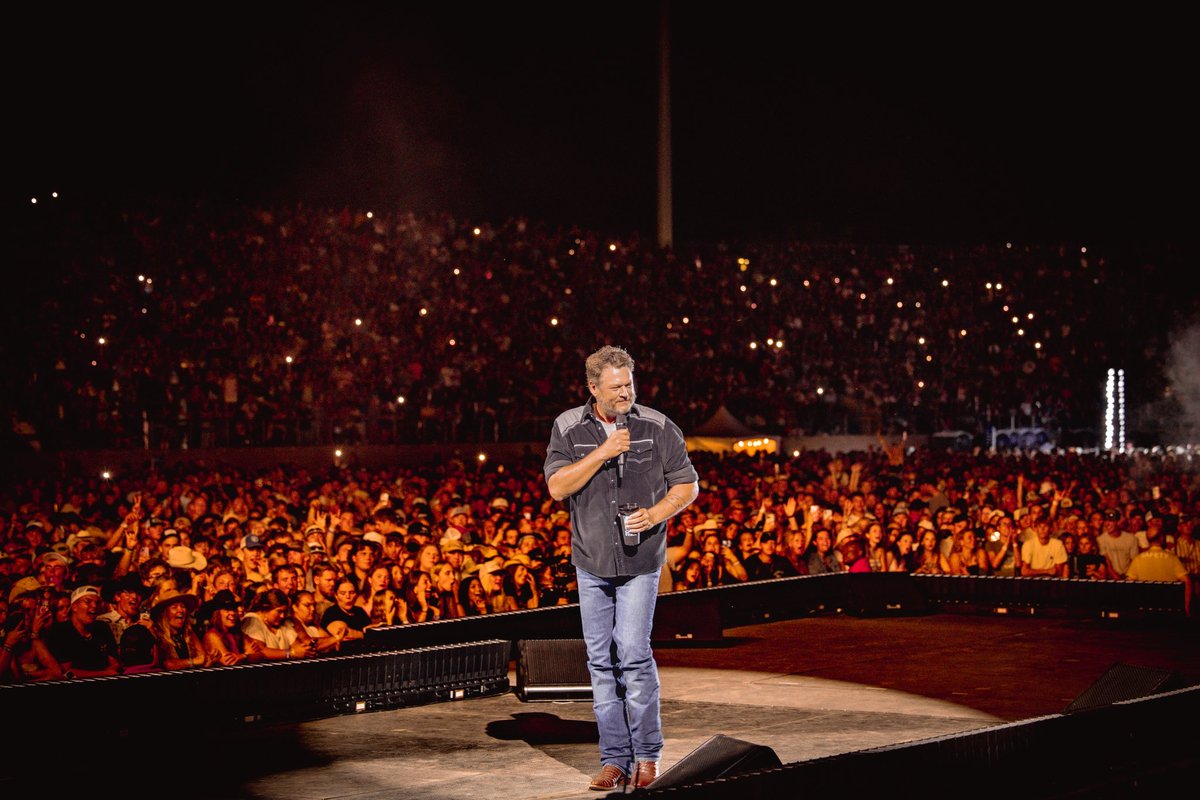 blakeshelton's tweet image. Kicked off Labor Day weekend with our friends in South Dakota!